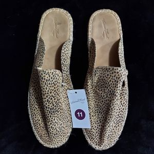 Women's Universal Threads Leopard Print Flat